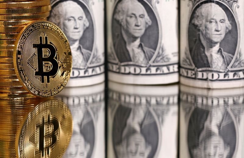 &copy; Reuters. FILE PHOTO: Representations of bitcoin and U.S. dollar banknotes are seen in this illustration