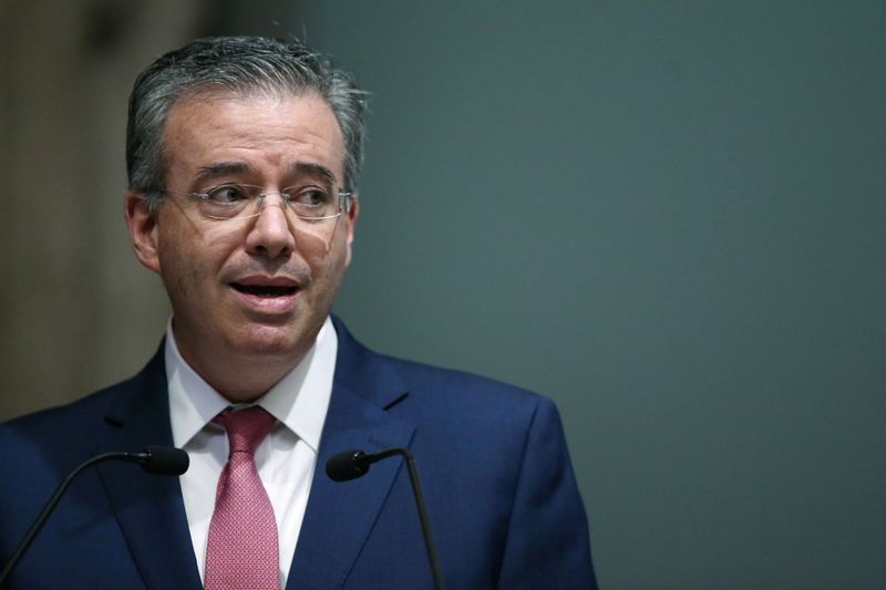 &copy; Reuters. Mexico&apos;s Central Bank Governor Alejandro Diaz de Leon Carrillo speaks during the presentation of the national financial inclusion policy, in the Interactive Museum of Economics (MIDE) in Mexico City