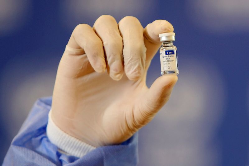 &copy; Reuters. FILE PHOTO: A Palestinian health worker displays a vial of Russia&apos;s Sputnik V vaccine as he prepares to vaccinate Matthias Schmale, UNRWA&apos;s Gaza director, against the coronavirus disease (COVID-19), in Gaza City