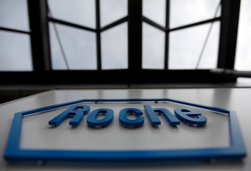 &copy; Reuters. El logotipo de la farmacéutica suiza Roche en una fábrica de Burgdorf, cerca de Berna