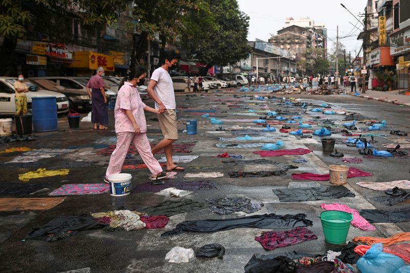 &copy; Reuters. FOTO DE ARCHIVO: Varias personsa caminan por una calle en Rangún