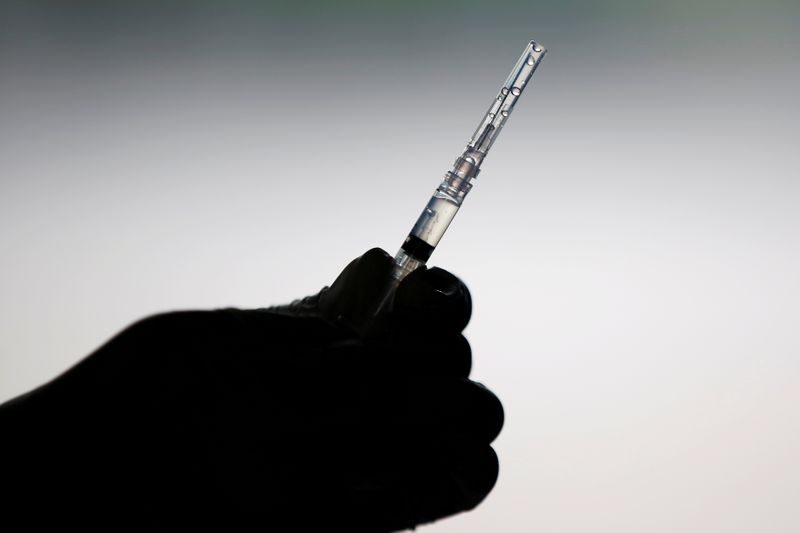 &copy; Reuters. FILE PHOTO: A healthcare worker prepares a dose of China&apos;s Sinovac Biotech vaccine for the coronavirus disease (COVID-19) in Jakarta, Indonesia, March 5, 2021.