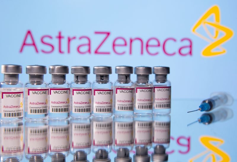 &copy; Reuters. FOTO DE ARCHIVO: Viales y una jeringa médica frente al logotipo de AstraZeneca