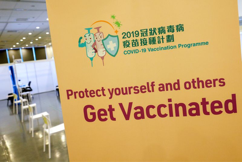 &copy; Reuters. FILE PHOTO: COVID-19 vaccinations in Hong Kong