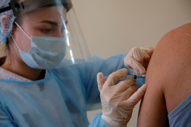 &copy; Reuters. FILE PHOTO: A person receives an injection with Sputnik V (Gam-COVID-Vac) vaccine against the coronavirus disease (COVID-19) in Donskoye