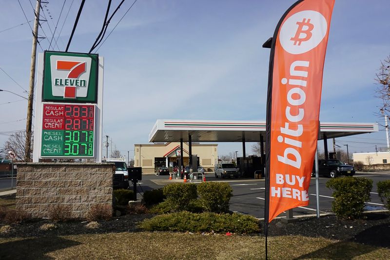 © Reuters. Grassy Point Bar & Grill, which features a LibertyX Bitcoin ATM is seen in Broad Channel