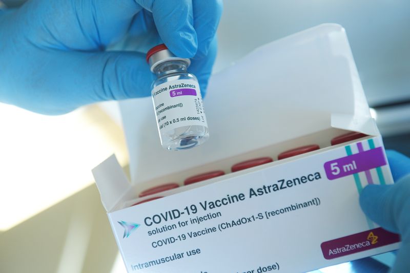 &copy; Reuters. Vacina contra Covid-19 da AstraZeneca é preparada para aplicação em Grevesmuehlen, na Alemanha