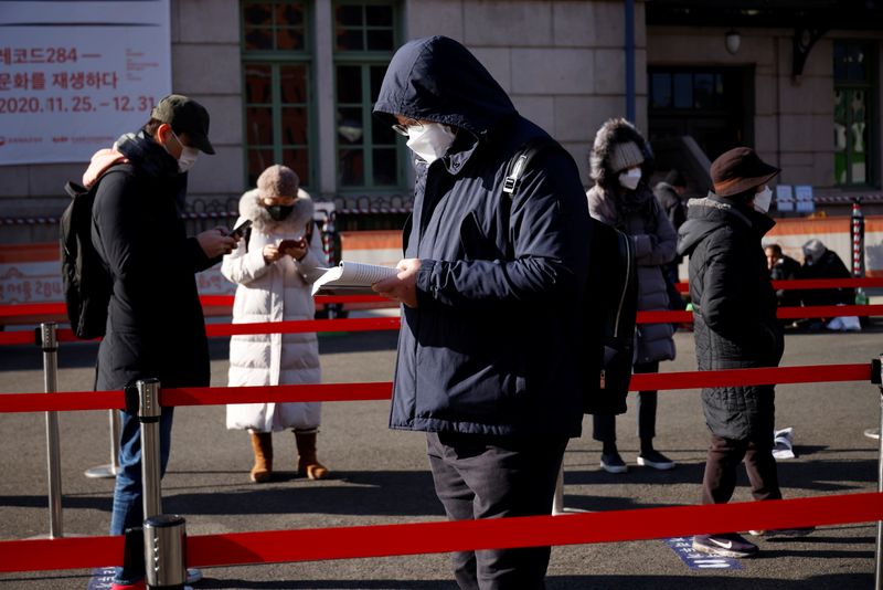 &copy; Reuters. 韓国京畿道の全外国人コロナ検査、長い待ち時間などに不満噴出