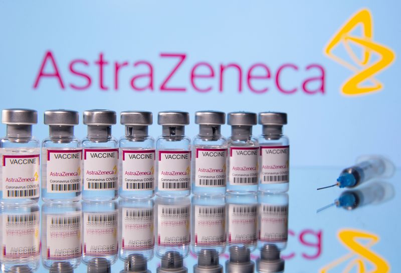 &copy; Reuters. Ilustración de viales con la etiqueta &quot;Astra Zeneca COVID-19 Coronavirus Vaccine&quot; y una jeringa ante el logotipo de AstraZeneca