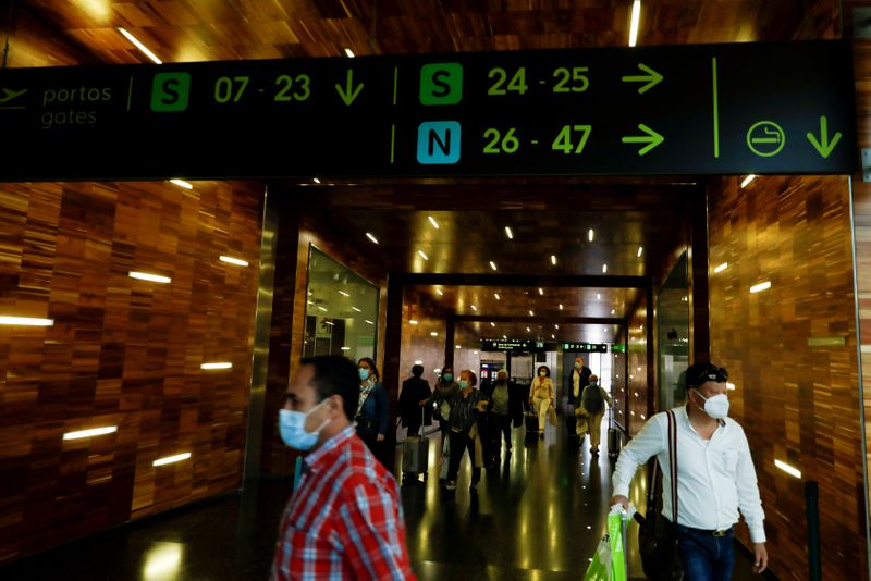 &copy; Reuters. Pasajeros con mascarillas protectoras en el aeropuerto de Lisboa durante la epidemia de coronavirus (COVID-19), en Lisboa