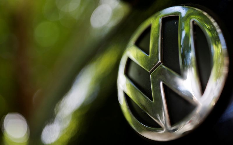 &copy; Reuters. FILE PHOTO: A logo of German carmaker Volkswagen is seen on a car parked on a street in Paris