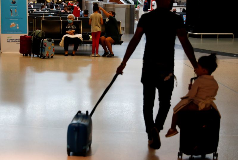 &copy; Reuters. Passageiros esperam por voos no aeroporto de Lisboa
