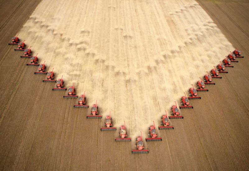 &copy; Reuters. Máquinas durante colheita de grãos em fazenda em Tangará da Serra, no Mato Grosso