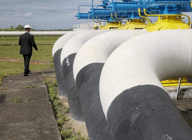 &copy; Reuters. An employee passes near gas pipes at a gas-measuring station near Uzhhorod