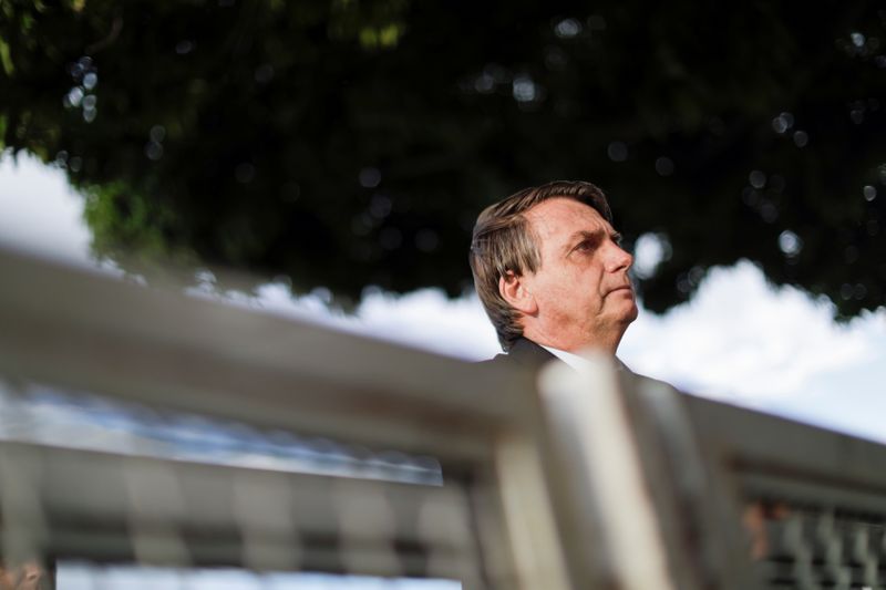 &copy; Reuters. El presidente de Brasil, Jair Bolsonaro, en el Palacio de la Alvorada, durante la epidemia de coronavirus (COVID-19), en Brasilia