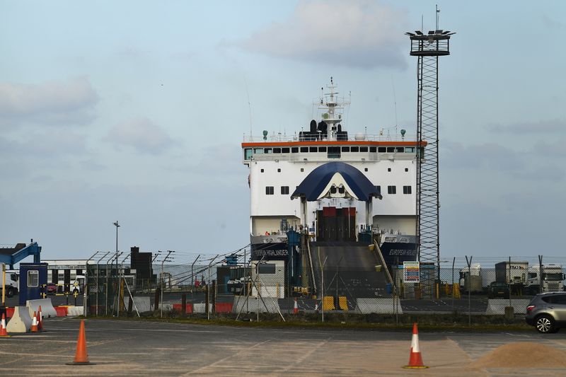 &copy; Reuters. Un barco el &quot;European Highlander&quot; en el puerto de Larne, Irlanda del Norte