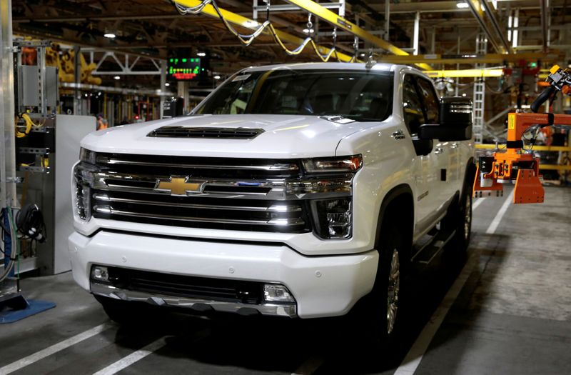 © Reuters. FILE PHOTO: A Chevrolet 2020 heavy-duty pickup truck is seen at the General Motors Flint Assembly Plant in Flint