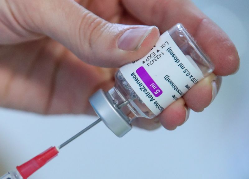 &copy; Reuters. A medical worker prepares a dose of AstraZeneca&apos;s COVID-19 vaccine amid a vaccination campaign in Ronquieres