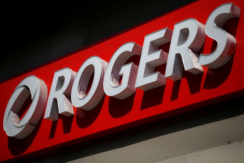 © Reuters. FILE PHOTO: A sign is pictured outside a Rogers Communications retail store in Ottawa