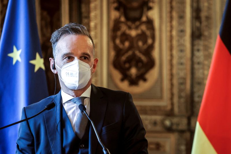 &copy; Reuters. El ministro alemán de Asuntos Exteriores, Heiko Maas, con máscara protectora, asiste a una rueda de prensa conjunta en París