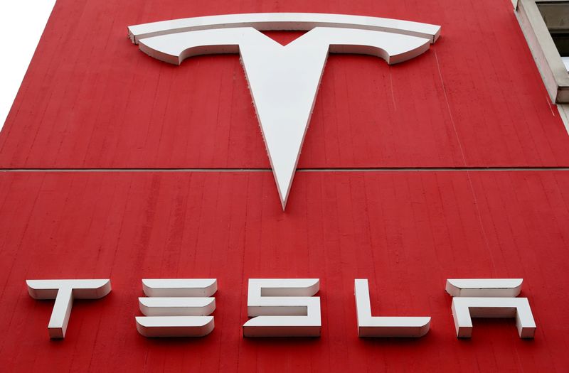 © Reuters. FILE PHOTO: The logo of car manufacturer Tesla is seen in Bern