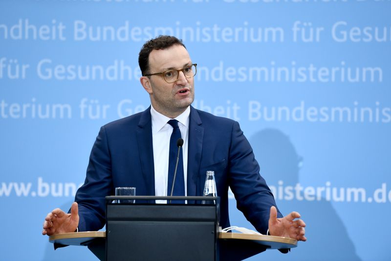 &copy; Reuters. El ministro de Sanidad alemán, Jens Spahn, da una rueda de prensa sobre la vacuna de AstraZeneca en Berlín, Alemania