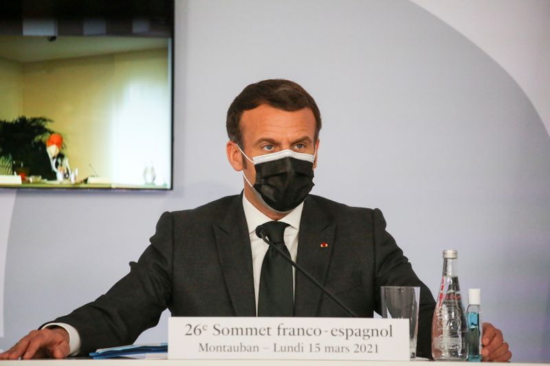 &copy; Reuters. CORONAVIRUS: LA FRANCE SUSPEND L&apos;UTILISATION DU VACCIN ASTRAZENECA, ANNONCE MACRON