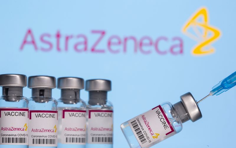&copy; Reuters. Foto ilustrativa de viales con el cartel de la vacuna de Astra Zeneca para el COVID-19 y una jeringa frente al logo de AstraZeneca