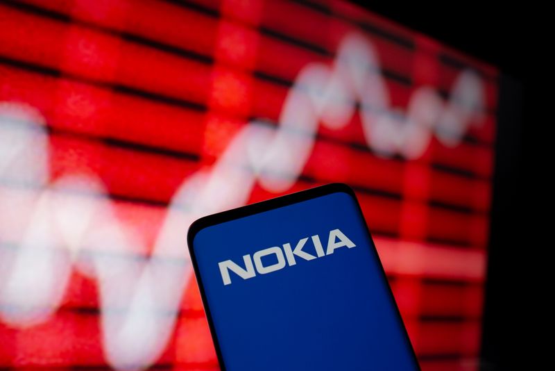 © Reuters. Ilustração com logo da Nokia e painel com gráfico de ações