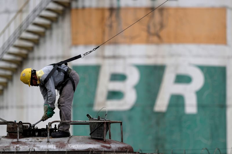 © Reuters. Trabalhador em infraestruturas da Petrobras