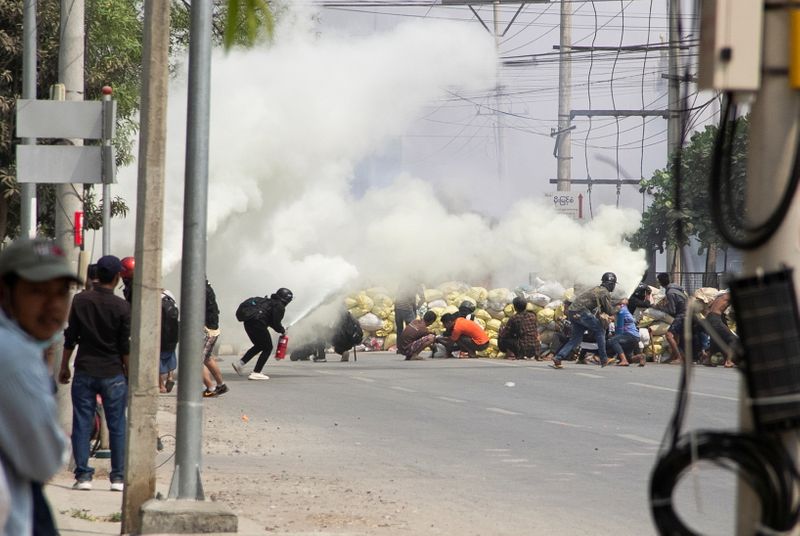 &copy; Reuters. PLUS DE 180 MORTS DANS LES MANIFESTATIONS EN BIRMANIE, SELON UNE ONG