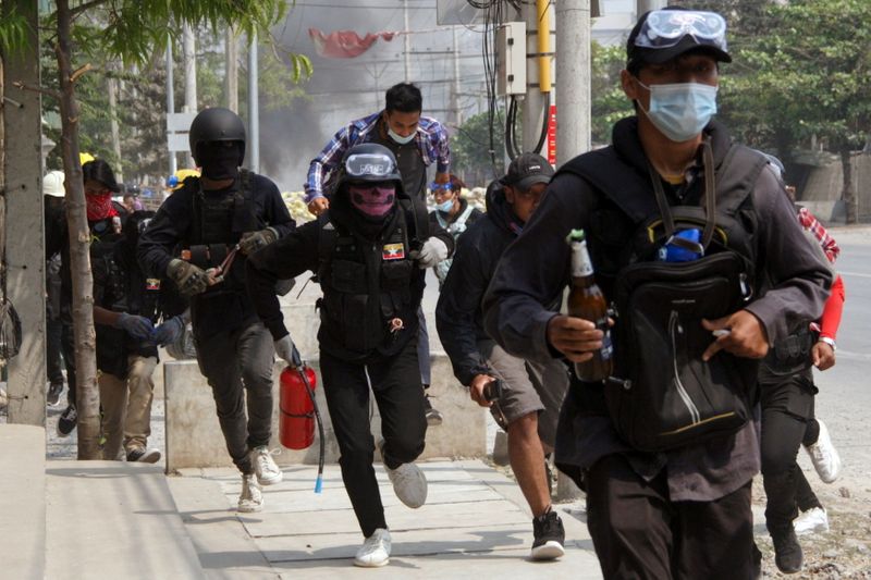 © Reuters. Manifestantes correm durante protesto em Mandalay, Mianmar