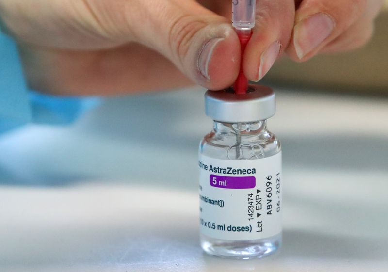 © Reuters. Vacina da AstraZeneca em Ronquieres, na Bélgica