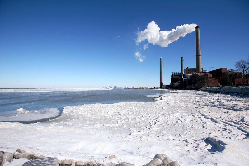 © Reuters. A view of the frozen Lake Erie shoreline in Ohio