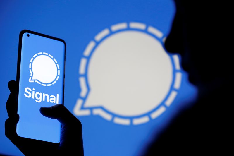 &copy; Reuters. Photo illustration of Signal messaging app