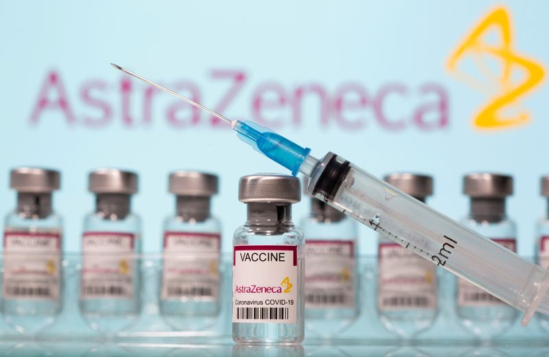 &copy; Reuters. Fialette che riportano la scritta &quot;Vaccino Covid-19 AstraZeneca&quot; e una siringa davanti al logo di AstraZeneca