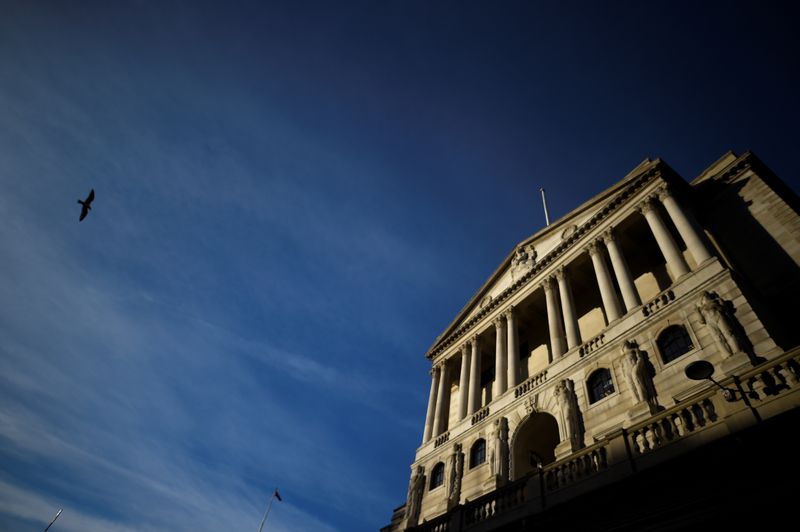 &copy; Reuters. A bird flies past The Bank of England in the City of London