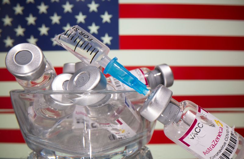 &copy; Reuters. Ilustración de viales etiquetados con la pegatina rota &quot;AstraZeneca COVID-19 Coronavirus Vaccine&quot; y una jeringuilla rota delante de una bandera estadounidense desplegada
