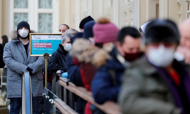 &copy; Reuters. ILE PHOTO: People line up to receive a dose of Sputnik V (Gam-COVID-Vac) vaccine against the coronavirus disease (COVID-19) in Moscow