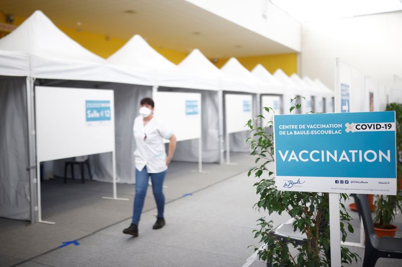 &copy; Reuters. FILE PHOTO: Coronavirus disease (COVID-19) vaccination in La Baule