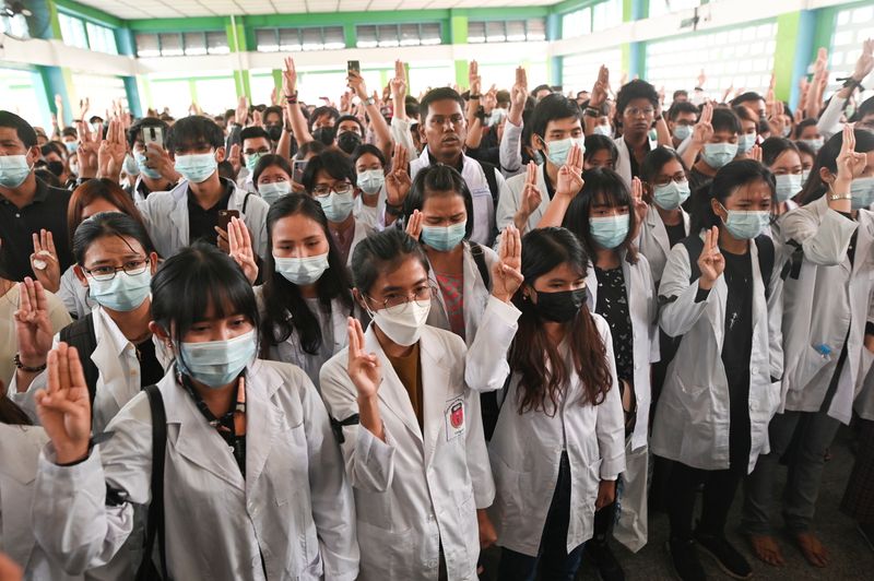 © Reuters. The funeral of Khant Nyar Hein in Yangon