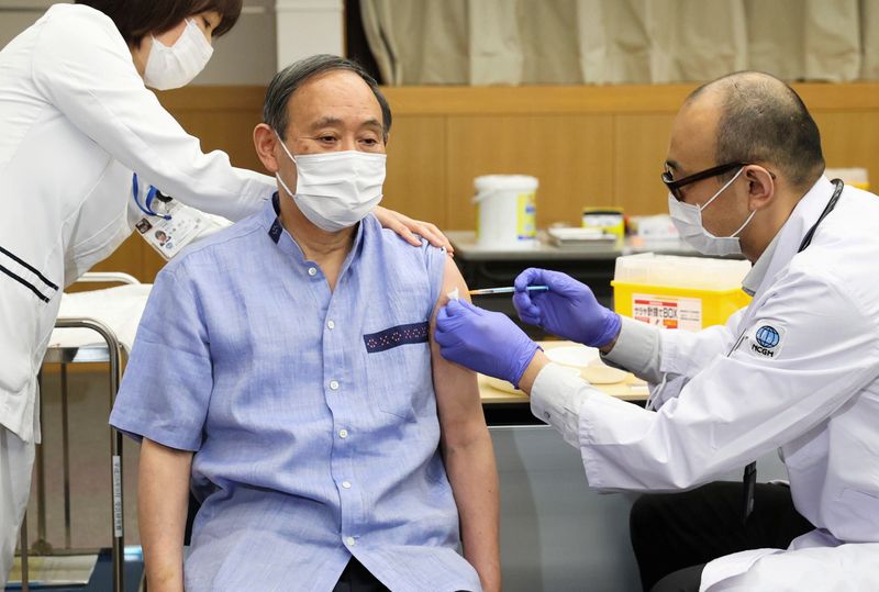 &copy; Reuters. Primeiro-ministro do Japão, Yoshihide Suga, é vacinado contra Covid-19 em Tóquio