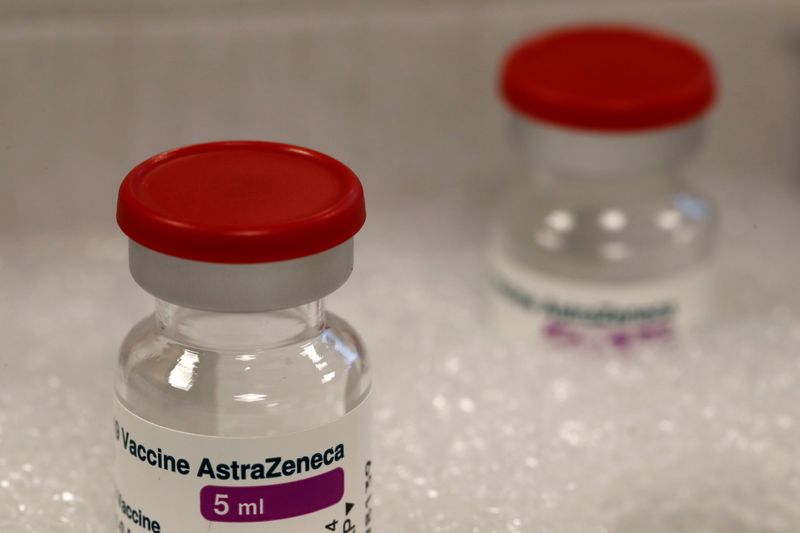 &copy; Reuters. Frascos da vacina contra Covid-19 da AstraZeneca em centro médico em Champigny, na França