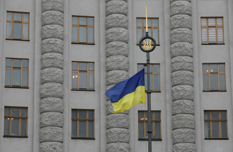 &copy; Reuters. FOTO DE ARCHIVO: Una bandera nacional ucraniana ondea frente al edificio del Gobierno en el centro de Kiev, Ucrania