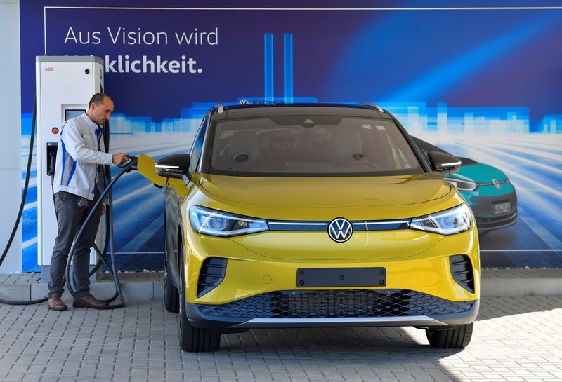 © Reuters. FILE PHOTO: VW shows electric SUV 