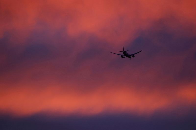 &copy; Reuters. FILE PHOTO: FILE PHOTO: A plane flies in a red sky above London