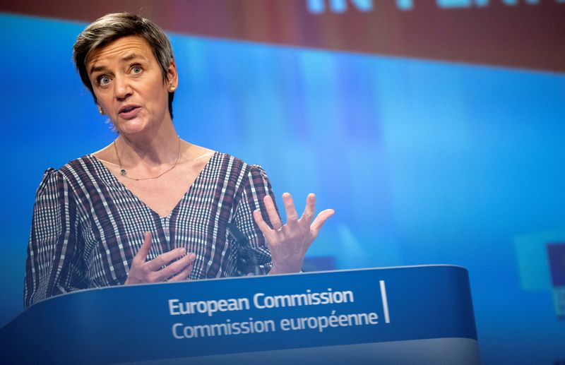 &copy; Reuters. FILE PHOTO: EU digital chief Vestager presents a review of the EU Roaming Regulation