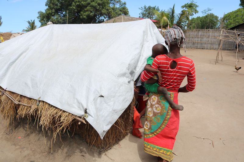 &copy; Reuters. Mulher caminha com seu filho em campo de desalojados em Cabo Delgado, província no norte de Moçambique