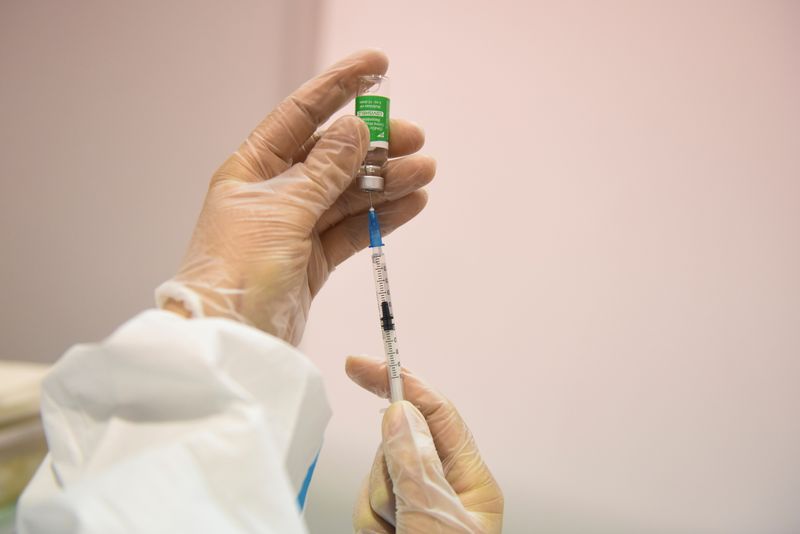 &copy; Reuters. Un operatore sanitario riempie una siringa con una dose del vaccino AstraZeneca contro il Covid-19