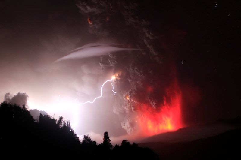 &copy; Reuters. FILE PHOTO: Lightning bolts strike around the Puyehue-Cordon Caulle volcanic chain near southern Osorno city